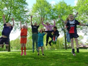 Springende groepsfoto Sport-BSO Flekss