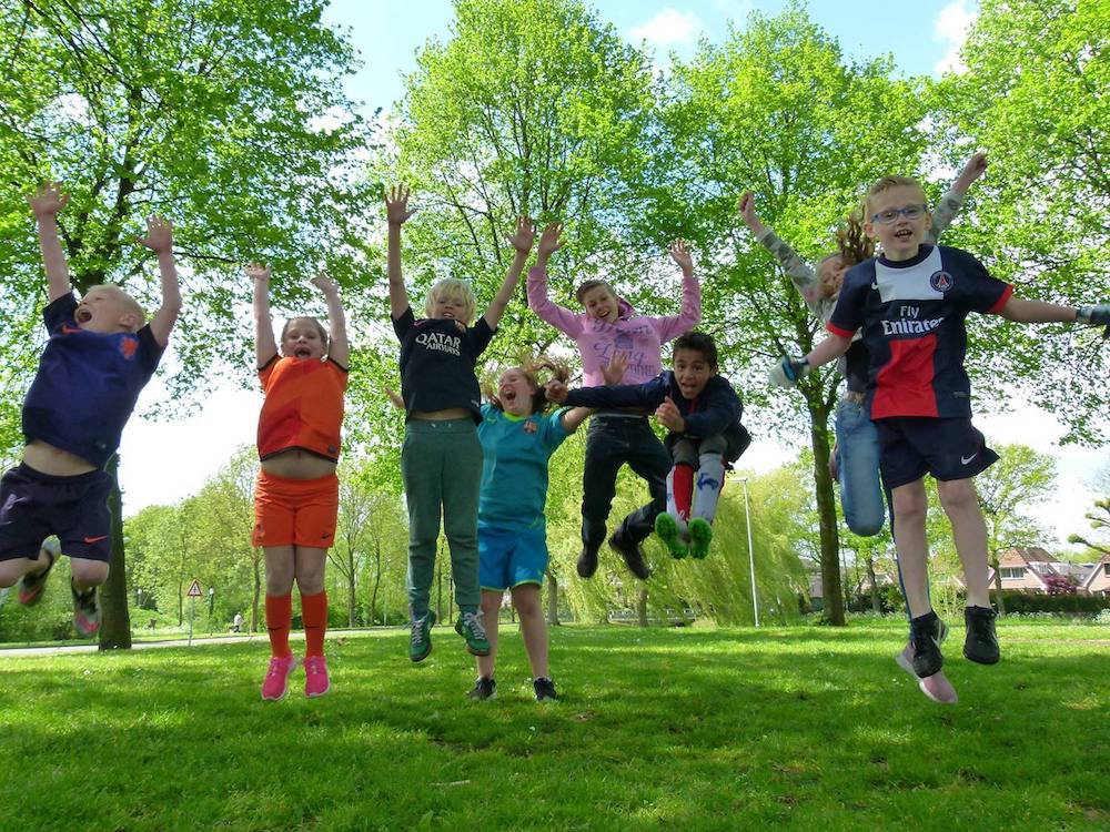 Springende groepsfoto Sport-BSO Flekss