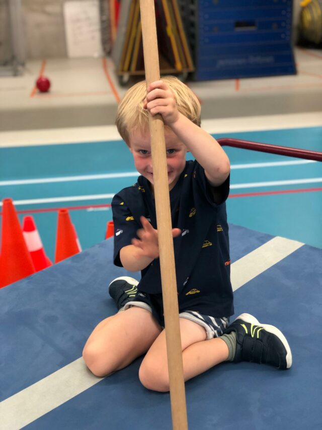 Kind speelt met stok