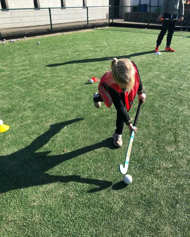 Kind speelt hockey bij Sport-BSO Flekss