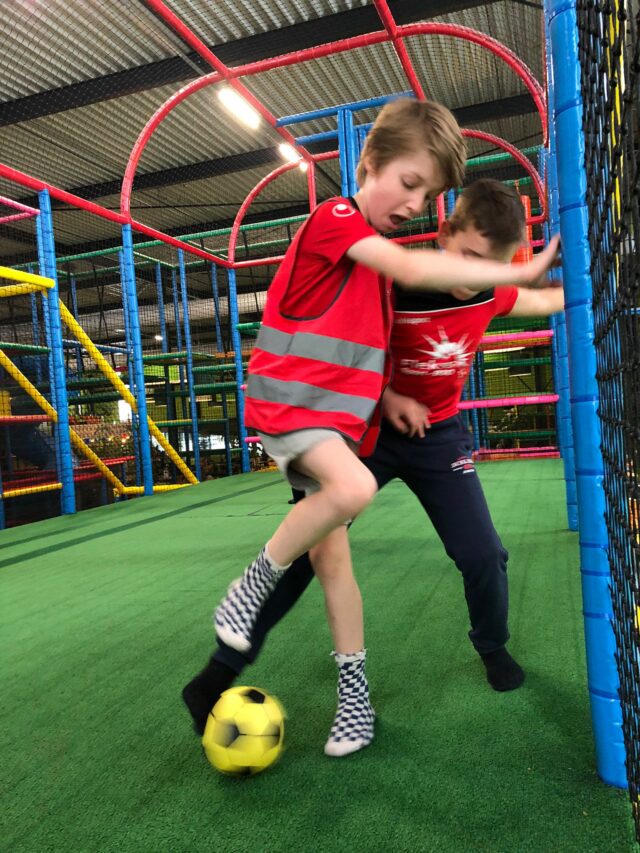 kinderen voetballen bij Sport-BSO Flekss