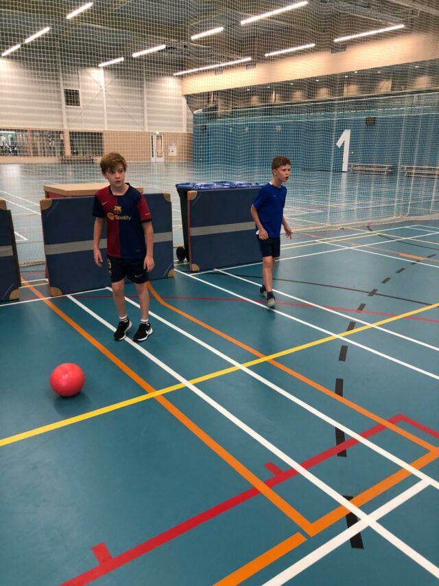 Voetballen bij Sport-BSO Flekss Den Butter