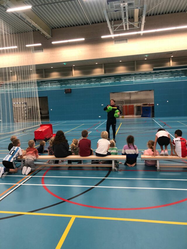 Kinderen luisteren naar Meester bij Sport-BSO Flekss