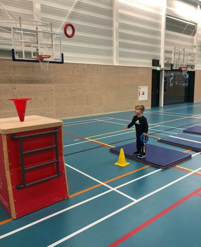 Kind gooit Ring bij Sport-BSO Flekss Den Butter