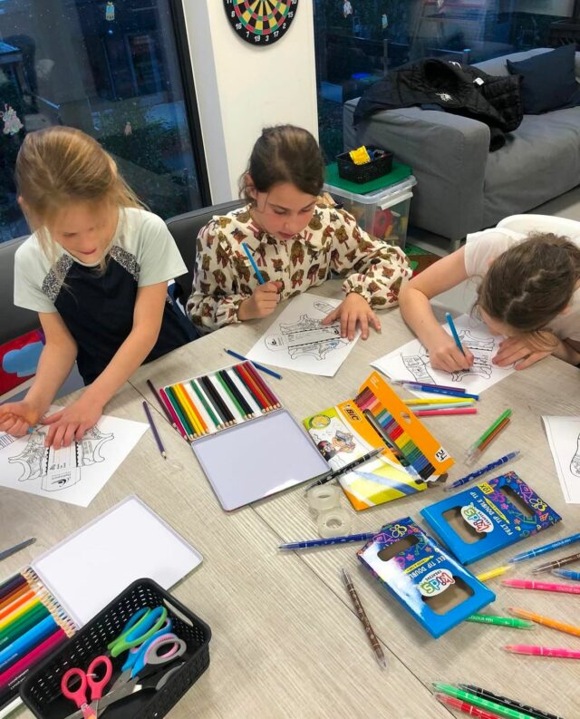 Kinderen knutselen bij Sport-BSO Flekss