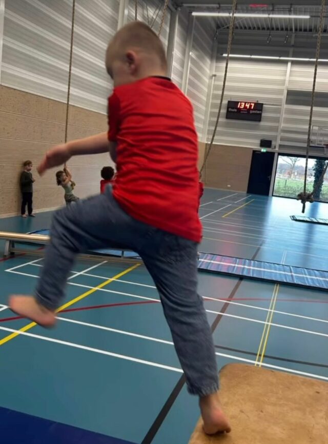 Kindje springt van kast bij Sport-BSO Flekss