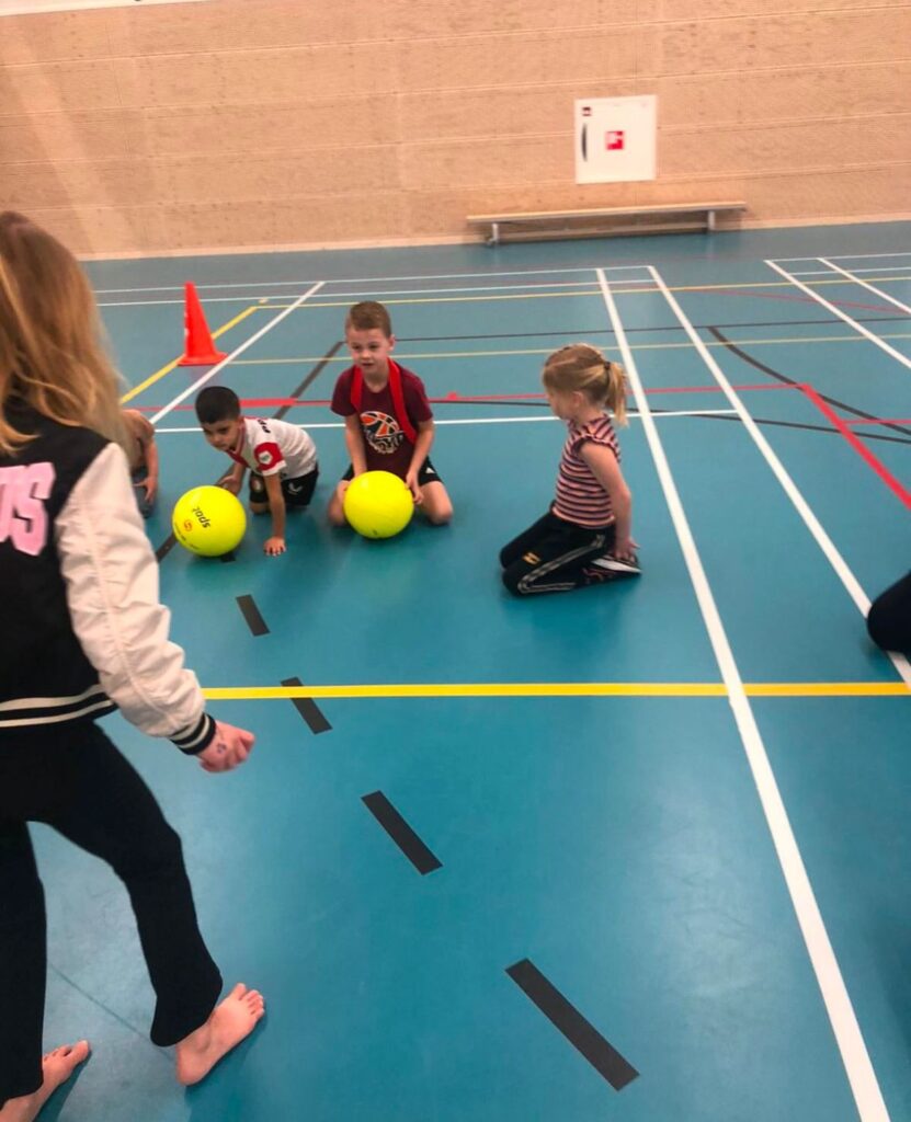 Kinderen spelen Ontwijkbal bij Sport-BSO Flekss