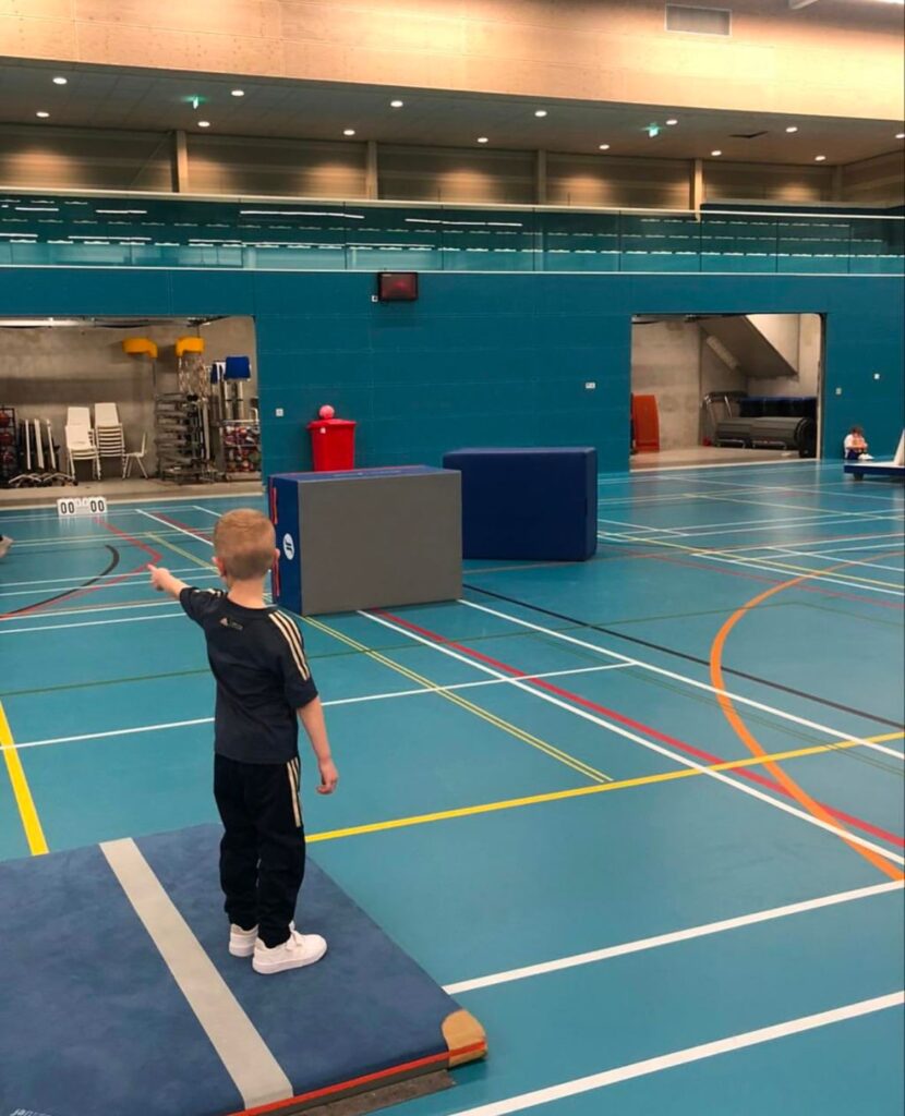 Kind speelt de zoeker tijdens verstoppertje bij Sport-BSO Flekss