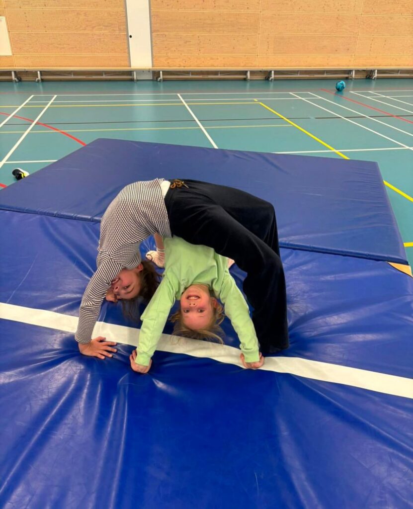 Kinderen maken de brug bij Sport-BSO Flekss