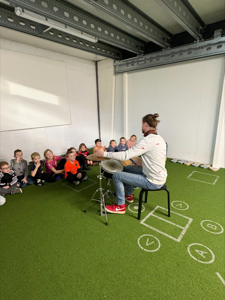 Sport-BSO Flekss Soccer Center - Workshop Rommelen en Trommelen