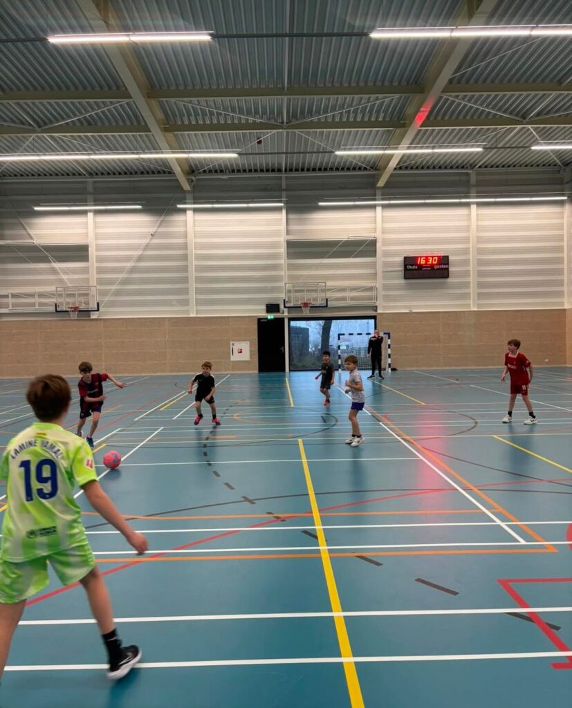 Kinderen voetballen bij Sport-BSO Flekss