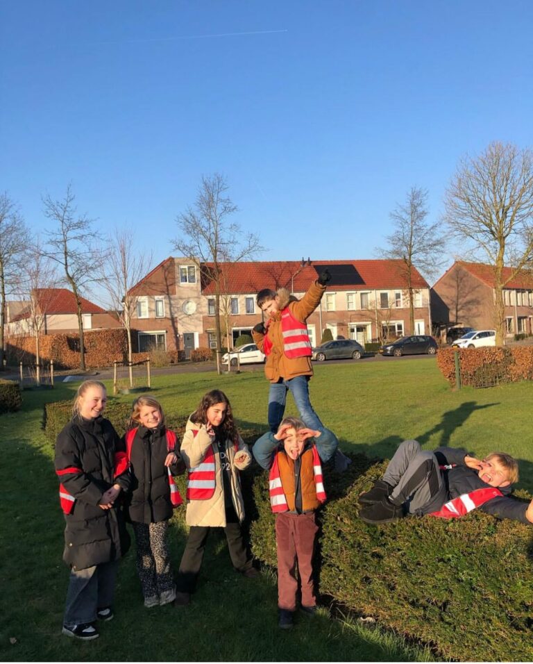 Kinderen spelen buiten bij Sport-BSO Flekss