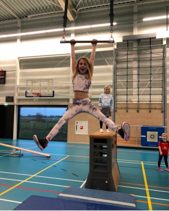 Kinderen zwaaien aan Trapeze stok bij Sport-BSO Flekss