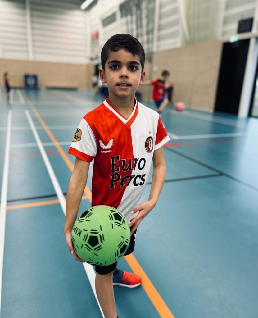 Kind speelt met bal bij Sport-BSO Flekss