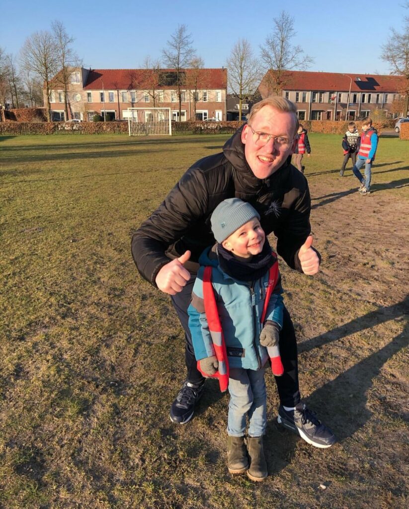 Kind speelt in de speeltuin bij Sport-BSO Flekss