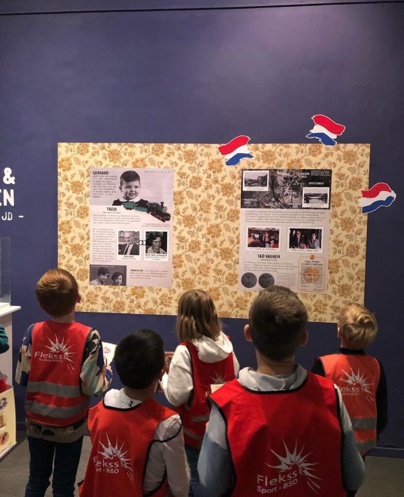 Kinderen kijken naar presentatie