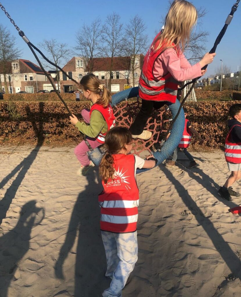 Kinderen schommelen bij Sport-BSO Flekss