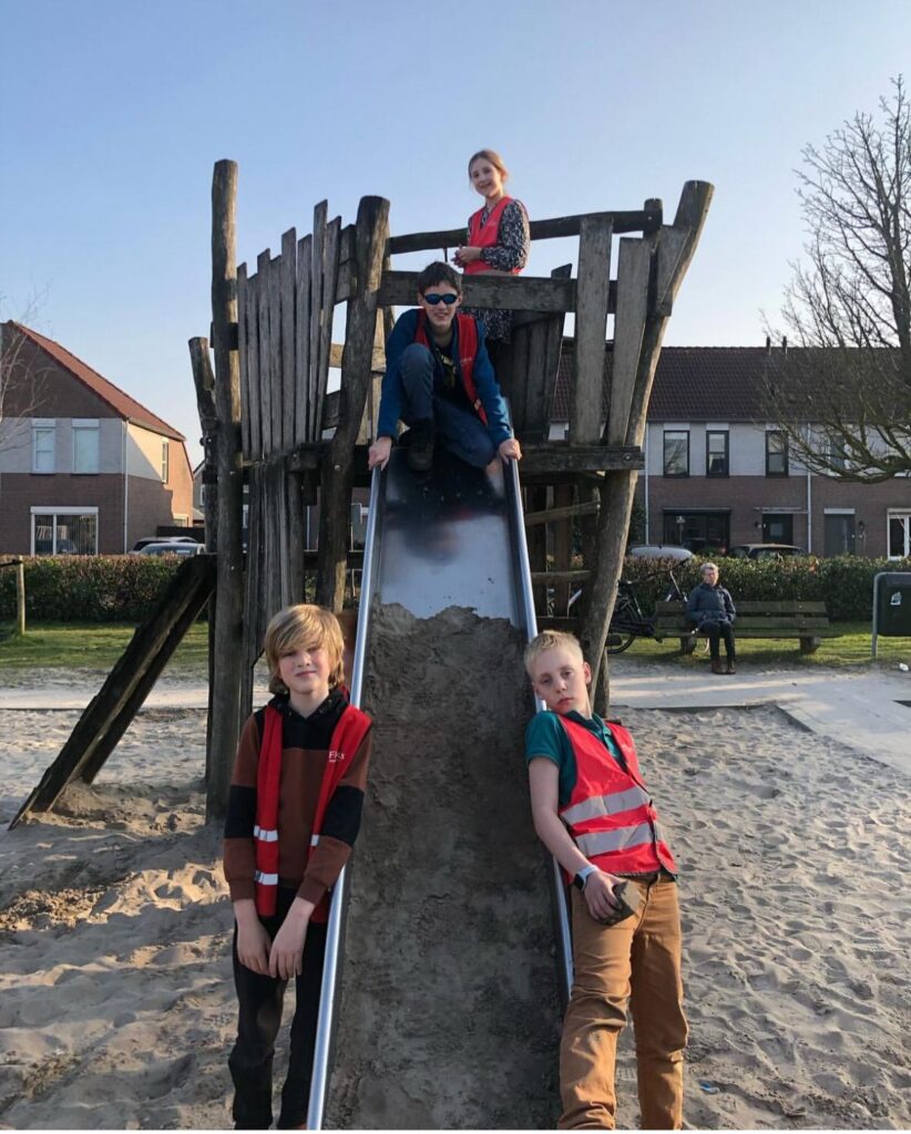 Kinderen spelen in de speeltuin bij Sport-BSO Flekss