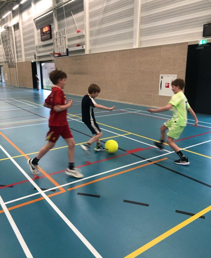 Kinderen voetballen bij Sport-BSO Flekss