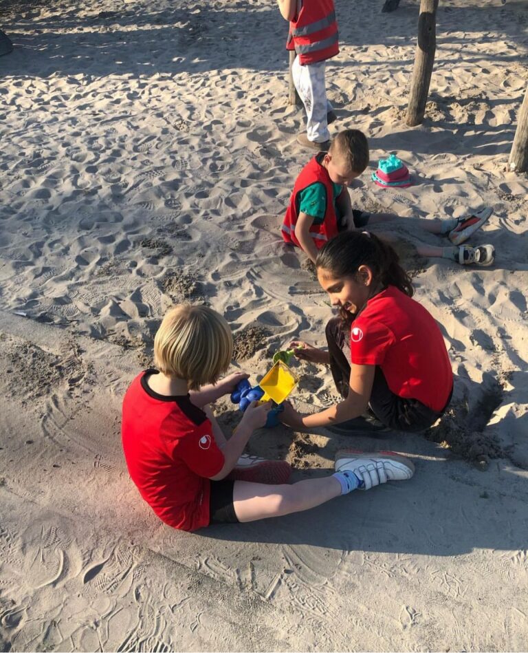 Kinderen spelen in de speeltuin bij Sport-BSO Flekss