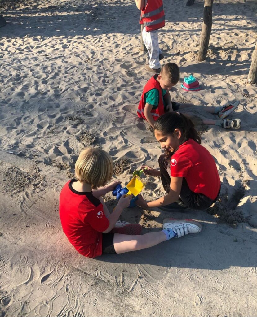 Kinderen spelen in de speeltuin bij Sport-BSO Flekss