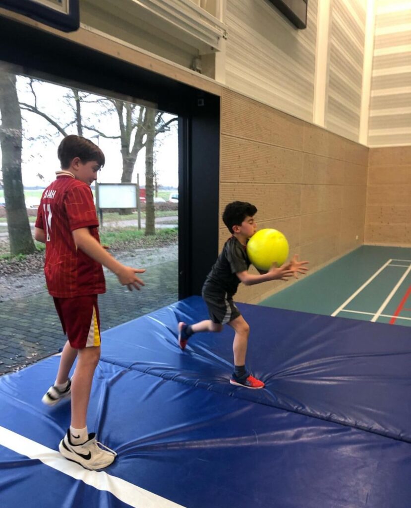 Kinderen voetballen bij Sport-BSO Flekss