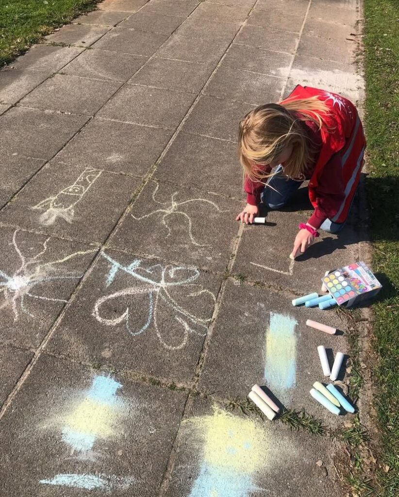 Kind is aan het stoepkrijten bij Sport-BSO Flekss
