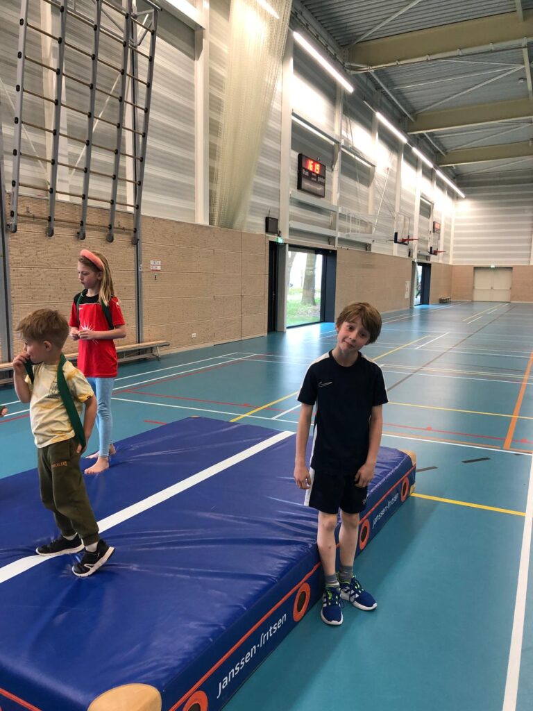 Kinderen spelen Yoshi spel bij Sport-BSO Flekss