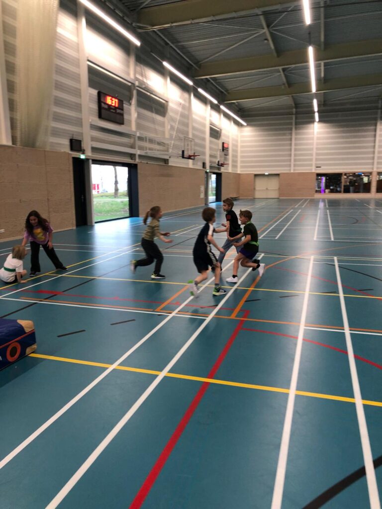 Kinderen spelen Yoshi spel bij Sport-BSO Flekss
