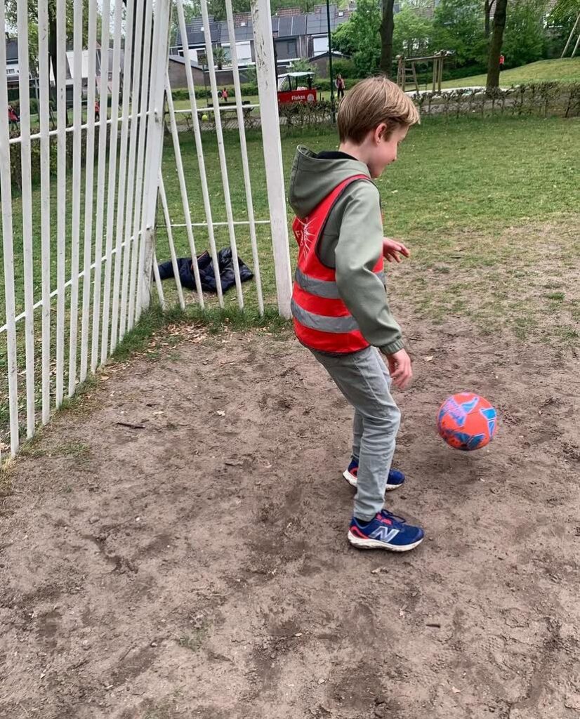 Kind voetbald bij Sport-BSO Flekss