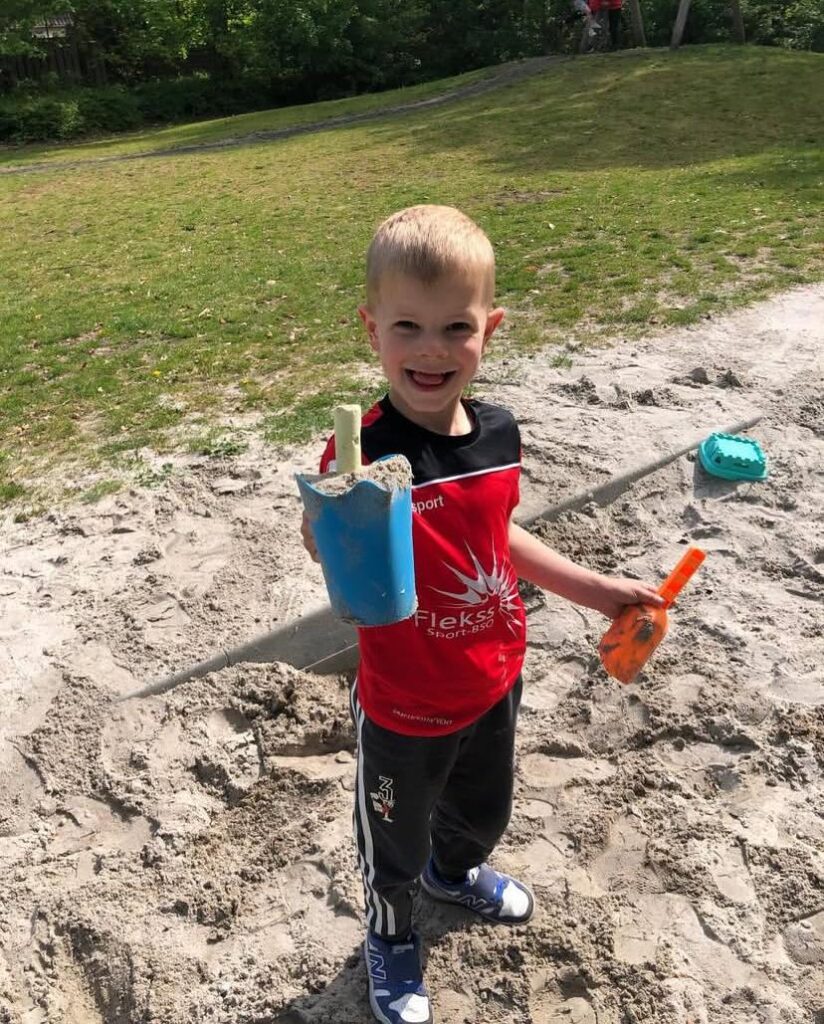 Kindje speelt in de zandbak bij Sport-BSO Flekss