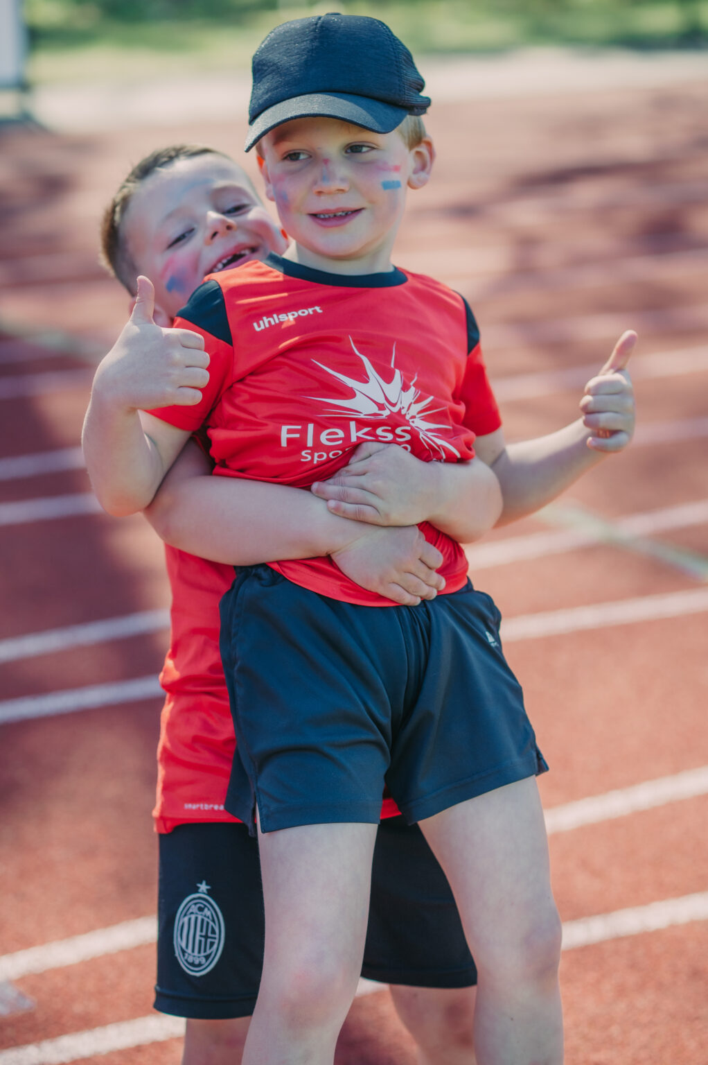 Kind tilt ander kind op en maken plezier