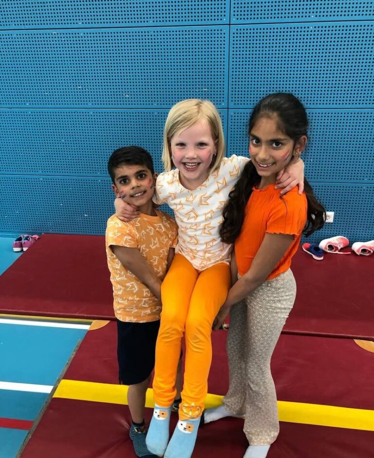 Kinderen doen een kunstje bij Sport-BSO Flekss