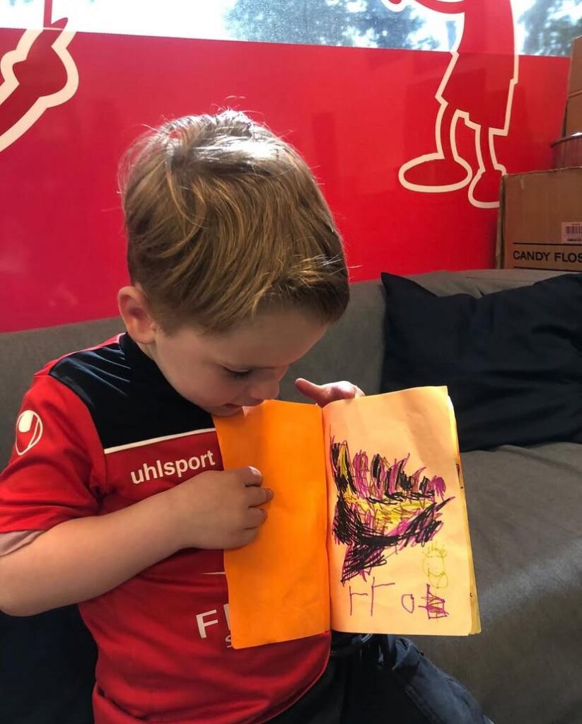 Kind laat vol trots iets zien