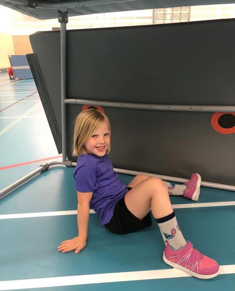 Kind speelt verstoppertje bij Sport-BSO Flekss