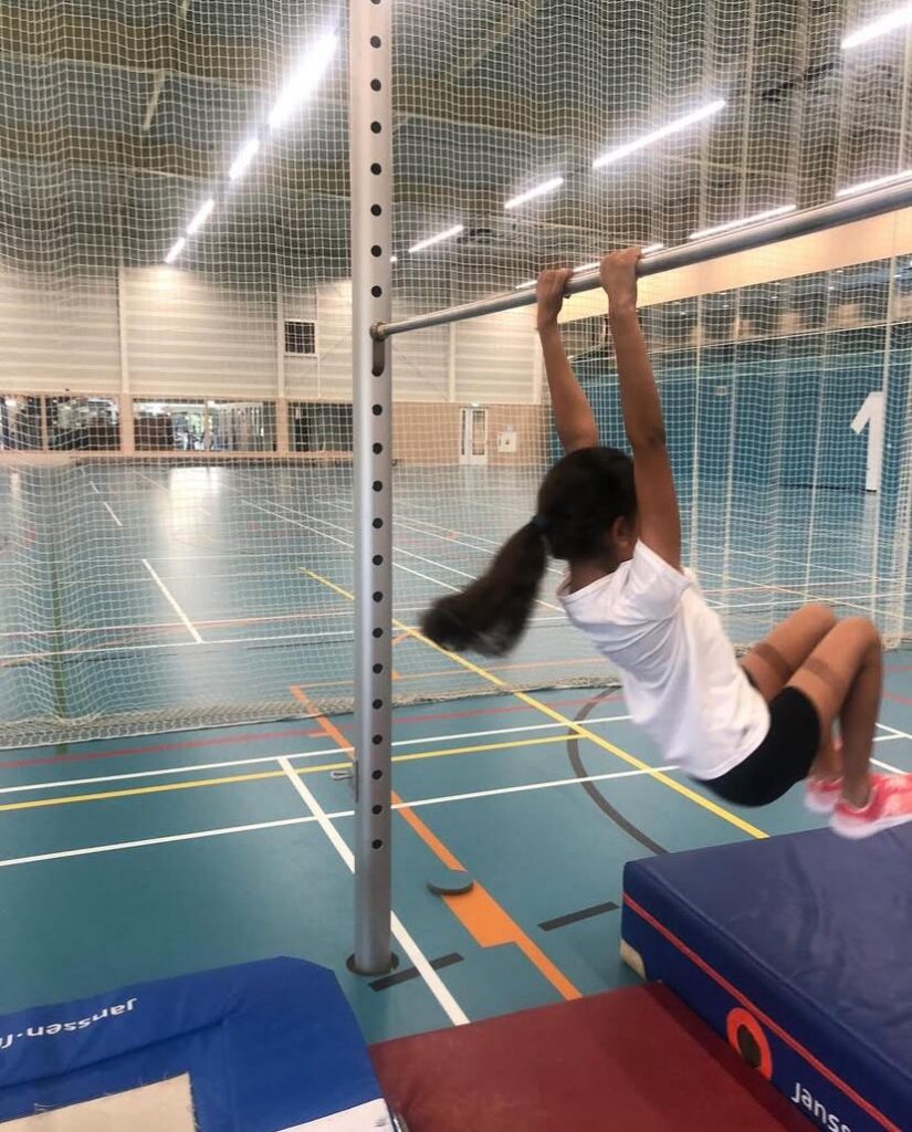 kind zwaait aan rekstok