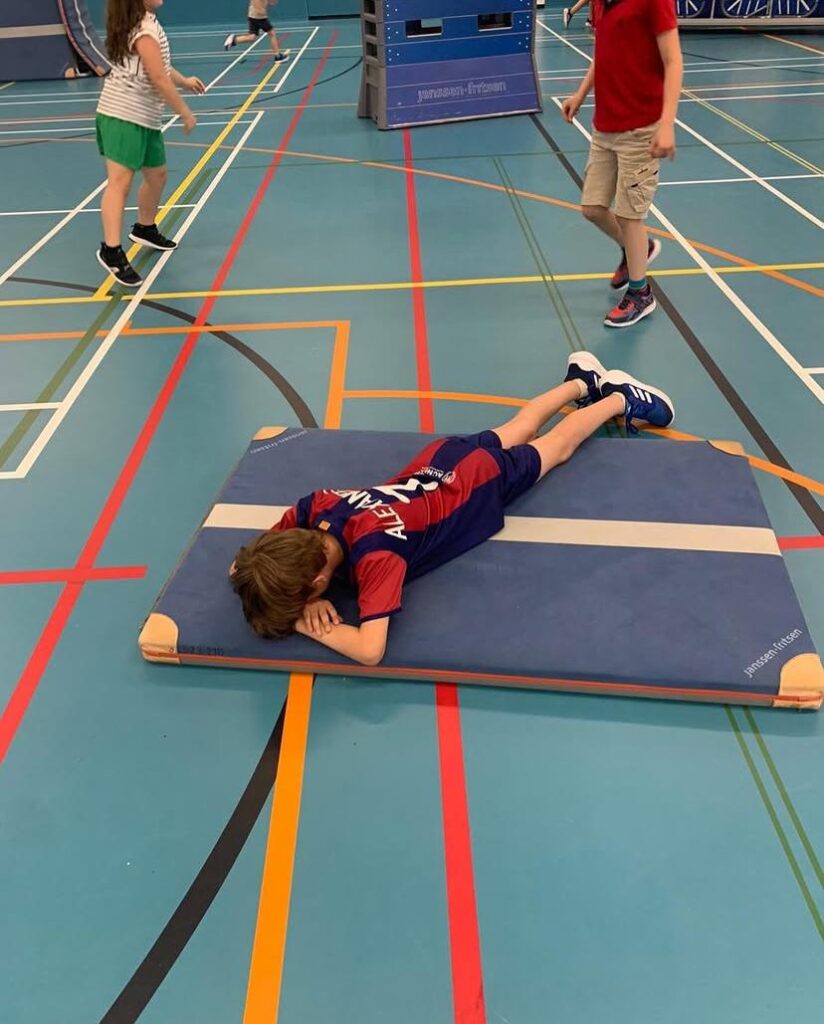 Kind is aan het tellen tijdens verstoppertje bij Sport-BSO Flekss