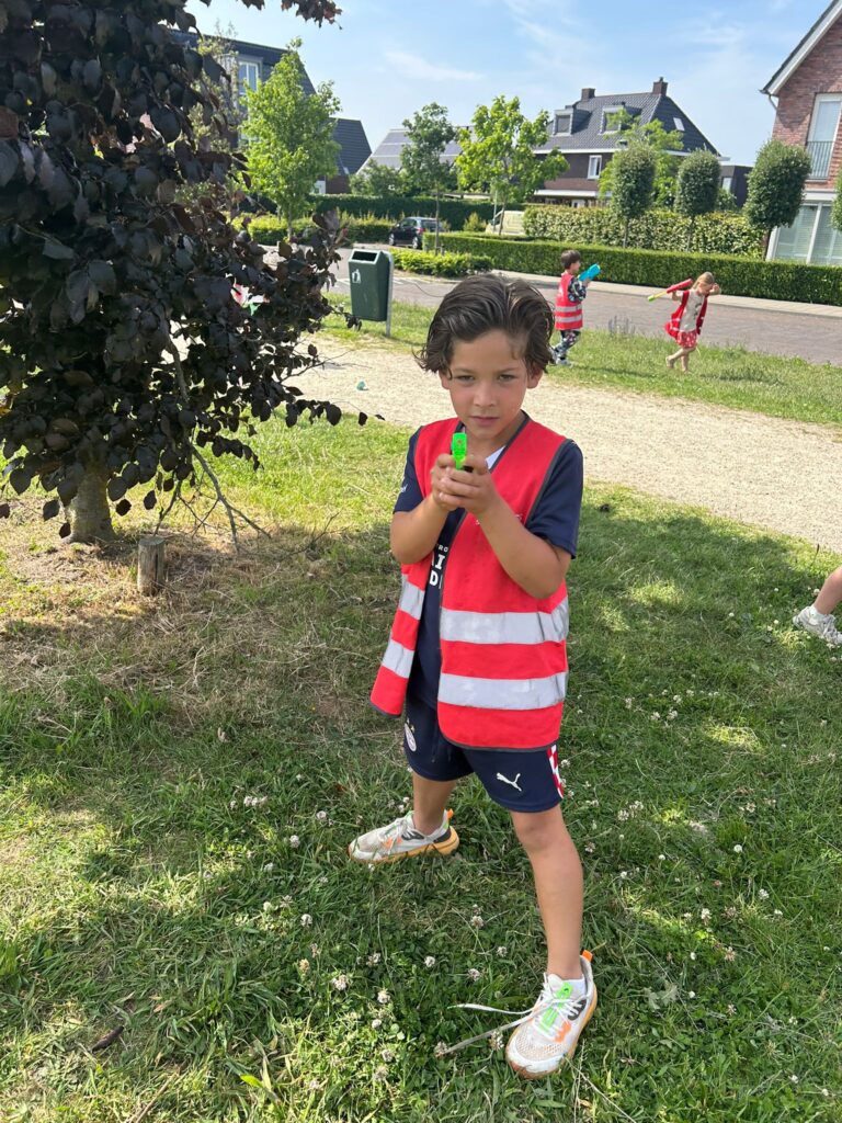 Kind speelt buiten bij Sport-BSO Flekss