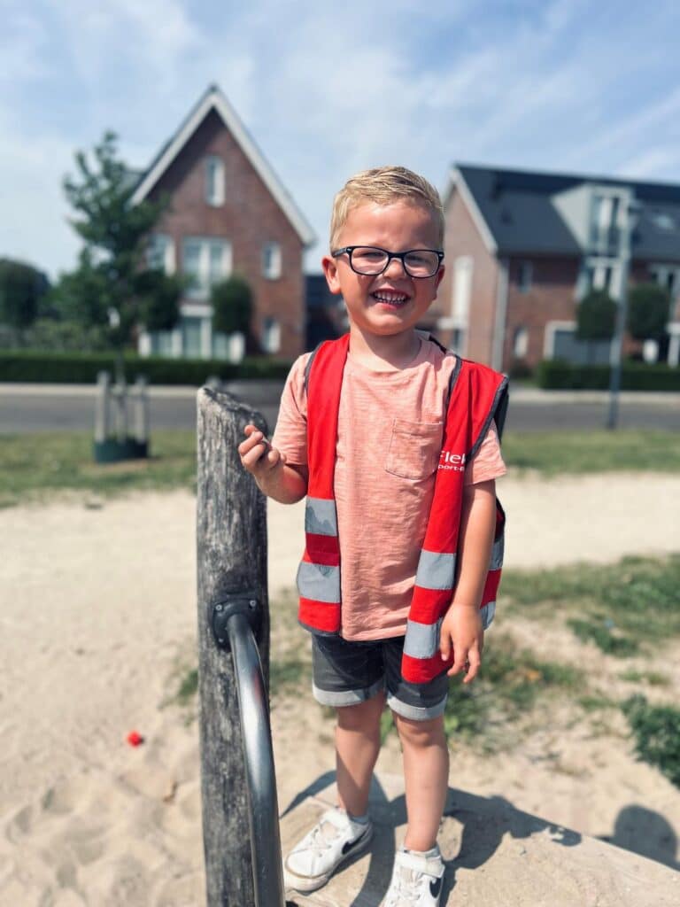 Kind speelt in speeltuin