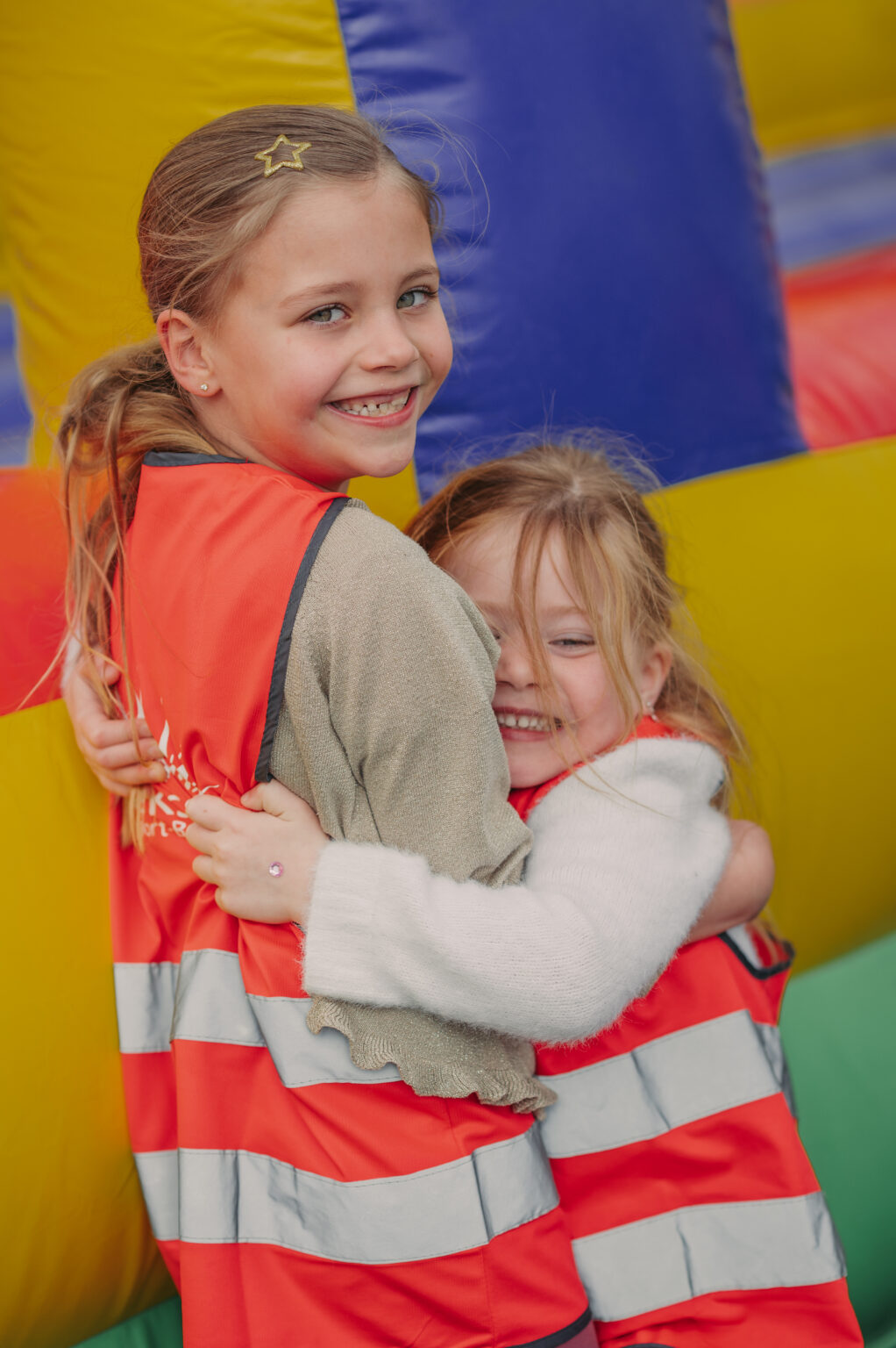 Meisjes BSO samen knuffelen
