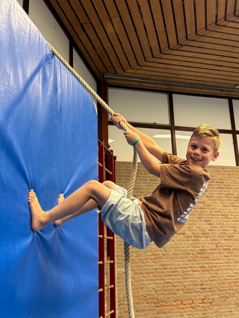 Kind aan het klimmen