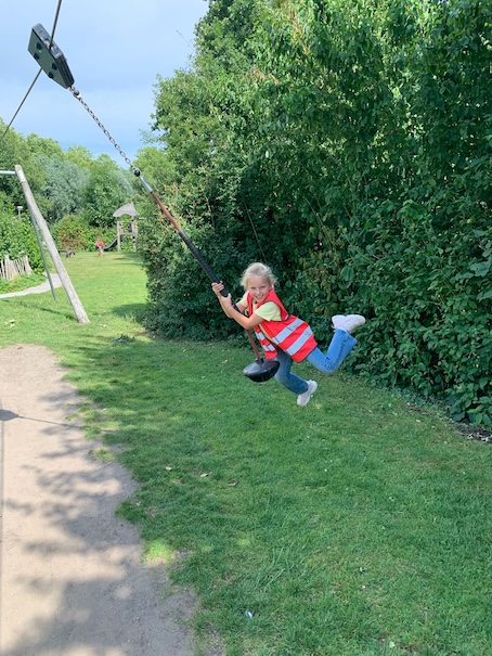 kind speelt in speeltuin zevenbergen