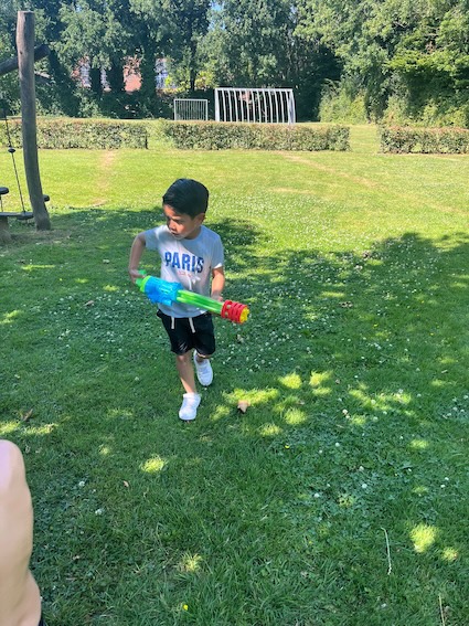 kind speelt watergevecht zevenbergen