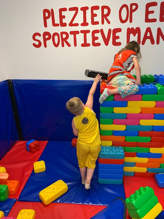kinderen spelen in de blokkenbak bij de nowies zevenbergen
