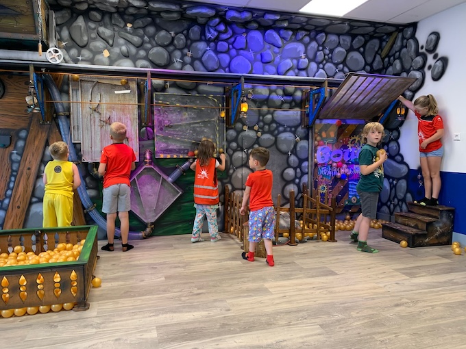 kinderen spelen met interactieve muur zevenbergen