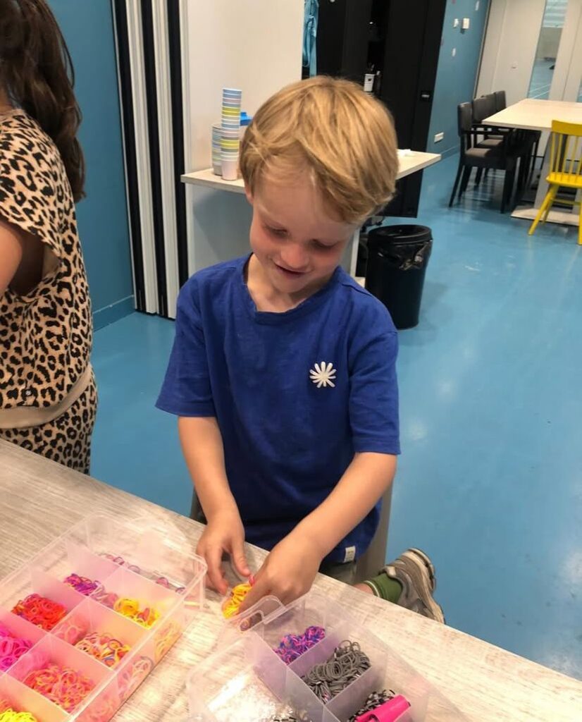 Kinderen knutselen bij Sport-BSO Flekss