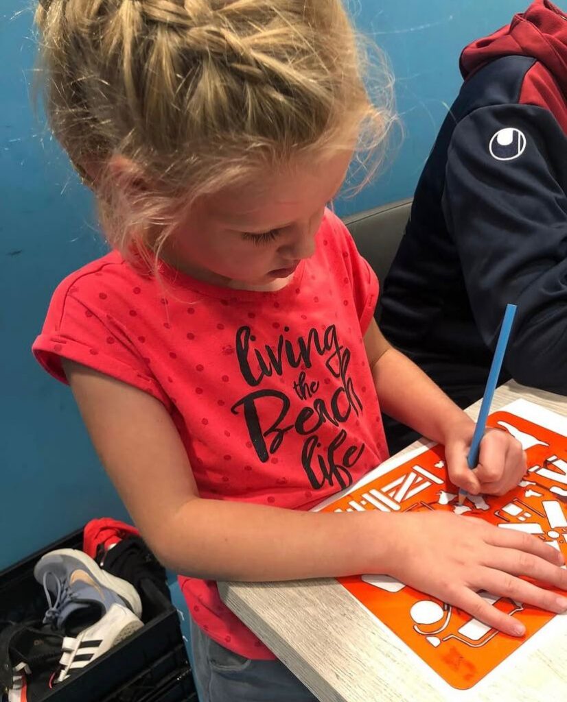 Kinderen knutselen bij Sport-BSO Flekss