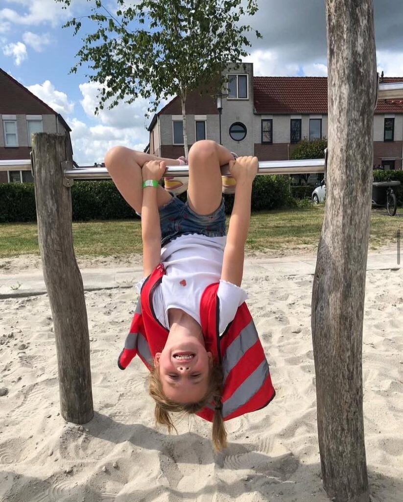 Kind hangt aan duikelrek bij Sport-BSO Flekss