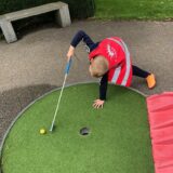 Kinderen spelen midgetgolf bij Sport-BSO Flekss