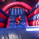 Kinderen spelen bij Bounce valley van Sport-BSO Flekss